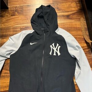 New york yankees on field jacket size XL. LIGHTLY WORN